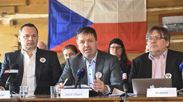 Zástupci politického hnutí Otevřeme Česko - Chcípl PES (zleva): Radek Žďárecký, Jakub Olbert a Jiří Janeček. (22. března 2021)