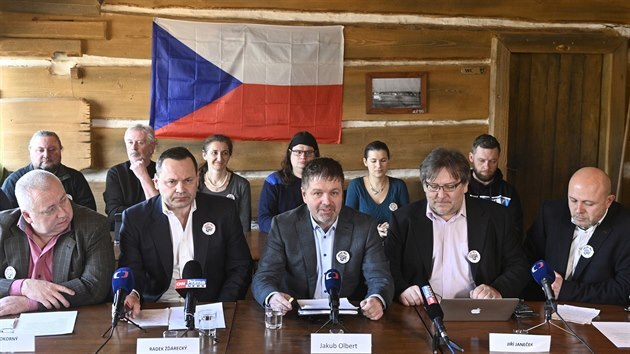 Zástupci politického hnutí Otevřeme Česko - Chcípl PES (v popředí zleva) Jiří Pokorný, Radek Žďárecký, Jakub Olbert, Jiří Janeček a Marcel Huml (22. března 2021)