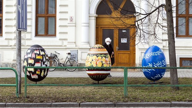 Atmosféru Velikonoc navozují letos v Hranicích obří kraslice, jsou vystaveny před ZŠ Hranice. Autorem černé kraslice je malíř Ladislav Nedělka z Lipníku nad Bečvou.