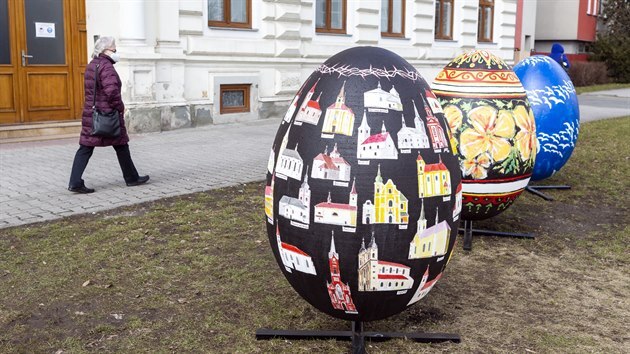 Atmosféru Velikonoc navozují letos v Hranicích obří kraslice, jsou vystaveny před ZŠ Hranice. Autorem černé kraslice je malíř Ladislav Nedělka z Lipníku nad Bečvou.