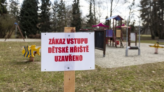 Uzavřené dětské hřiště v přerovském parku Michalov. Město Přerov se rozhodlo podle doporučení vlády dětská hřiště uzavřít.
