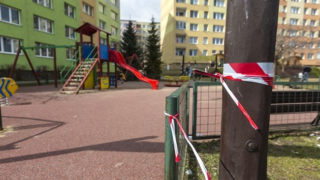 Uzav�en� d�tsk� h�i�t� v p�erovsk�m parku Michalov. M�sto P�erov se rozhodlo podle doporu�en� vl�dy d�tsk� h�i�t� uzav��t.