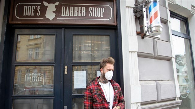 Doe's Barber Shop v Olomouci otevřel navzdory zákazu. Pár minut po otevření ho zavřela policie.