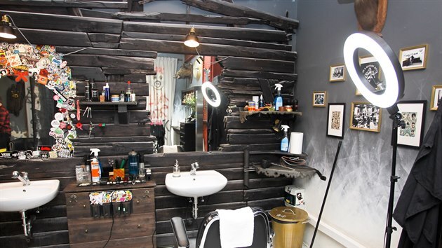 Doe's Barber Shop v Olomouci otevřel navzdory zákazu. Pár minut po otevření ho zavřela policie.