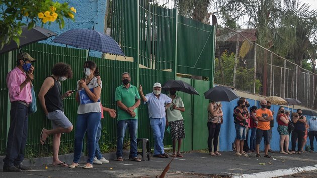 Obyvatelé brazilského města Serrana čekají ve frontě na očkování proti koronaviru. (17. února 2021)