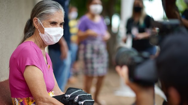 Obyvatelé brazilského města Serrana čekají ve frontě na očkování proti koronaviru. (17. února 2021)