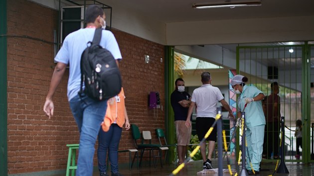 Obyvatelé brazilského města Serrana jdou na očkování proti koronaviru. (17. února 2021)