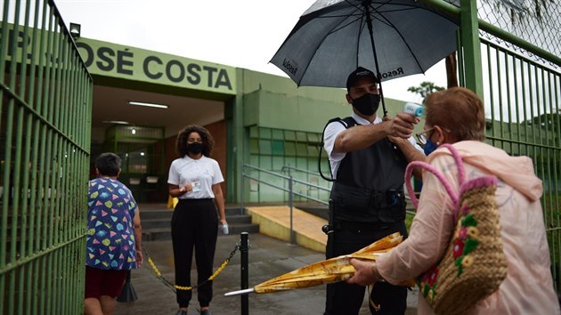 Obyvatel brazilskho msta Serrana jdou na okovn proti koronaviru. (17. nora 2021)
