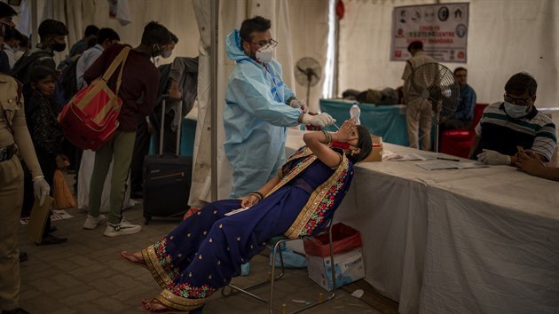 Zdravotnk provd test na koronavirus v centru na autobusovm terminlu v Novm Dill v Indii. (24. bezna 2021)