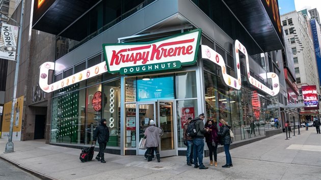 Řetězec Krispy Kreme nabízí lidem, kteří předloží potvrzení o očkování, donut s polevou zdarma. (16. března 2020)