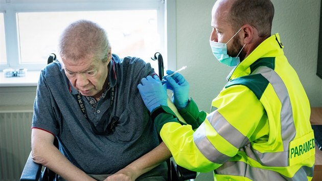 Zdravotník podává vakcínu od společnosti AstraZeneca seniorovi v dánském Aalborgu. (9. března 2021)