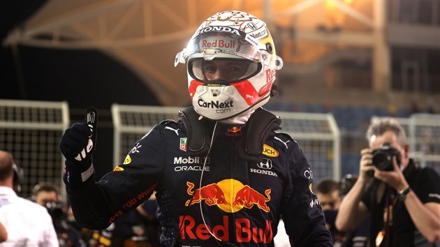 Radost Maxe Verstappena z Red Bullu po vtzstv v kvalifikaci na Velkou cenu Bahrajnu