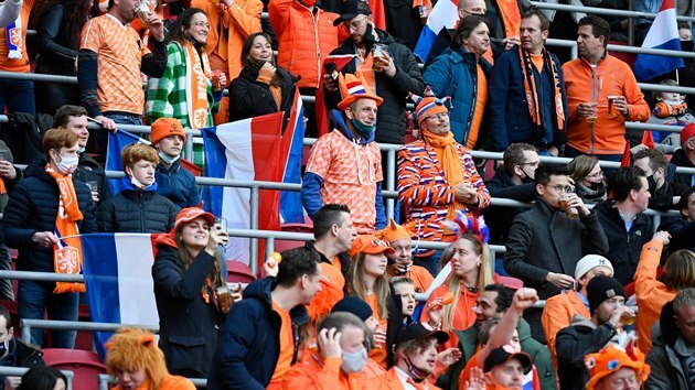 Fanoušci v hledišti sledují zápas Nizozemska proti Lotyšsku.