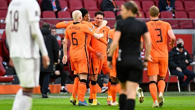 Fotbalisté Nizozemska se radují ze vstřeleného gólu proti Lotyšsku.