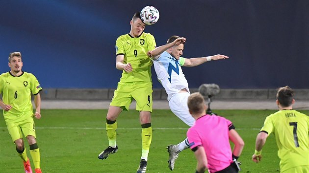 Dominik Janošek hlavičkuje balon v zápase proti Slovinsku.