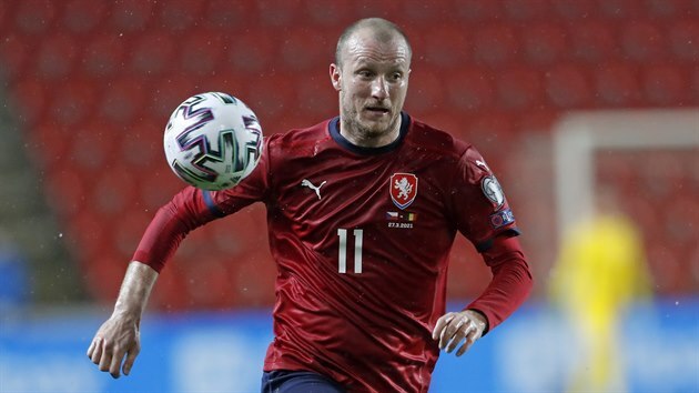 Michael Krmen��k st�h� balon b�hem z�pasu proti Belgii.