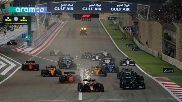 Zatek Velk ceny Bahrajnu, v poped uprosted jede Max Verstappen z Red Bullu.