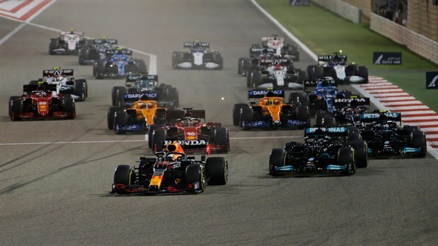 Zatek Velk ceny Bahrajnu, v ele jede Max Verstappen z Red Bullu.