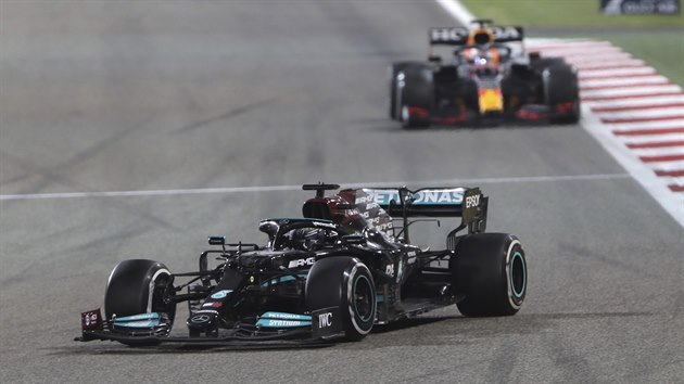 Lewis Hamilton (v poped) z Mercedesu na trati Velk ceny Bahrajnu, za nm jede Max Verstappen z Red Bullu.