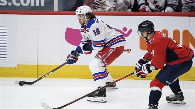 Artmij Panarin (vlevo) z New York Rangers dr puk v zpase proti Washingtonu.