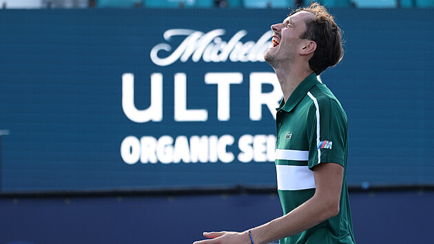 AU, AU, AU. Ruský tenista Daniil Medveděv ve třetím kole turnaje v Miami trpí kvůli křečím nohou.