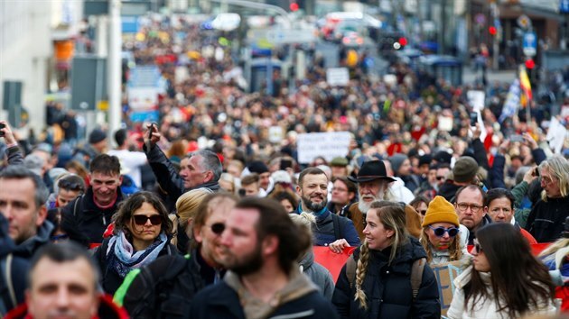 V německém Kasselu se v sobotu sešlo na protestu proti restrikcím zavedeným kvůli šíření koronaviru asi 10 000 lidí. (20. března 2021)