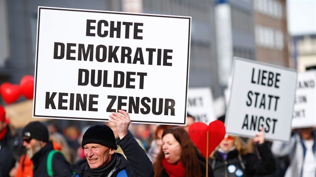 V německém Kasselu se v sobotu sešlo na protestu proti restrikcím zavedeným kvůli šíření koronaviru asi 10 000 lidí. (20. března 2021)
