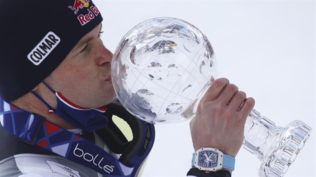 Alexis Pinturault slaví s křišťálovým glóbem po vítězství v obřím slalomu v Lenzerheide.