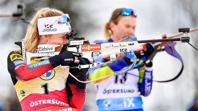 Norka Tiril Eckhoffová na střelnici během stíhacího závodu v Östersundu