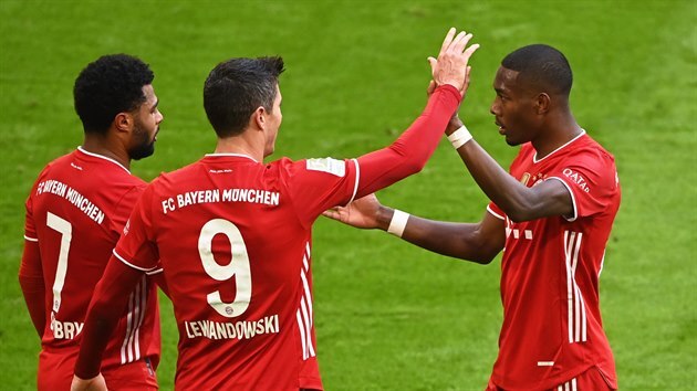 Robert Lewandowski, kanonýr Bayernu Mnichov, oslavuje svoji trefu se spoluhráči.