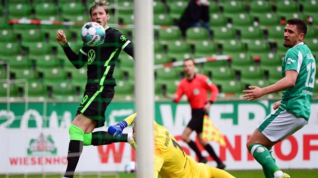 Brankář Jiří Pavlenka z Werderu Brémy inkasuje gól od Wouta Weghorsta z Wolfsburgu.