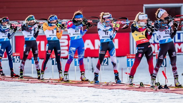 Markéta Davidová a další biatlonistky na střelnici během závodu s hromadným startem v Östersundu