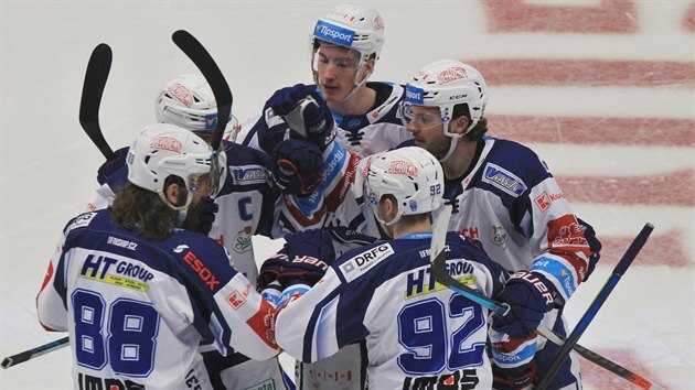Hokejisté Komety Brno oslavují vstřelený gól.