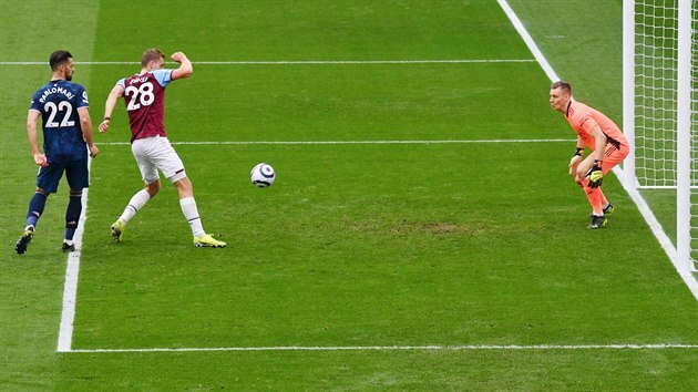 Tomáš Souček, záložník West Hamu, střílí gól v utkání proti Arsenalu.
