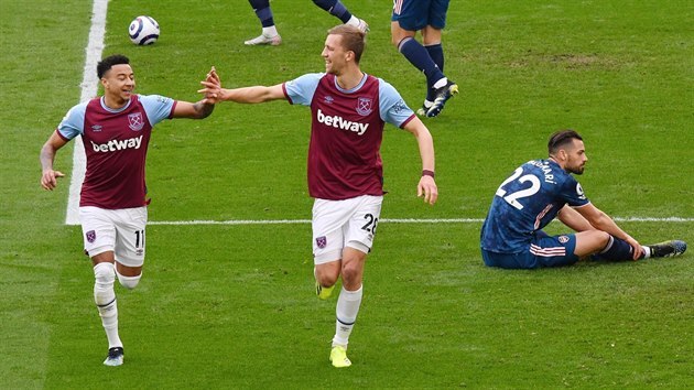 Tomáš Souček z West Hamu oslavuje svůj gól proti Arsenalu se spoluhráčem Jessem Lingardem.