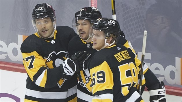 Hokejisté Pittsburghu oslavují gól, který vstřelil Sidney Crosby (urpostřed).