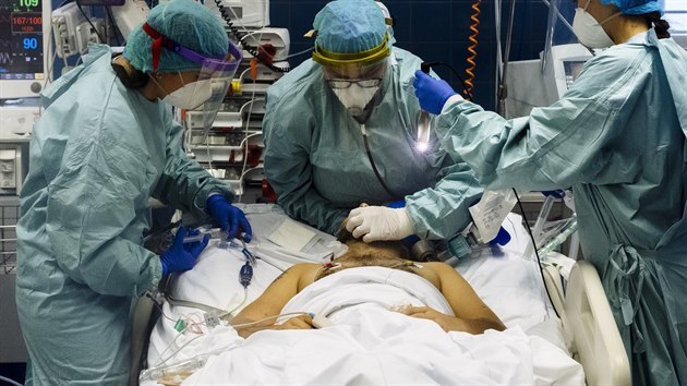 Zdravotnice oetuj pacienta nakaenho covidem na oddlen ARO nemocnice v Uherskm Hraditi