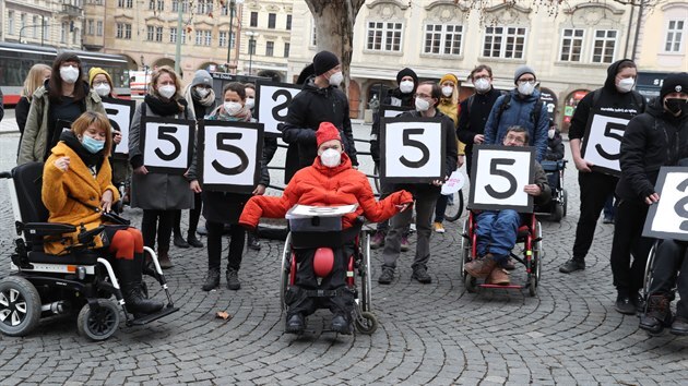 Demonstrace lidí s postižením a jejich asistentů proti projednávané novele zákona o sociálních službách.