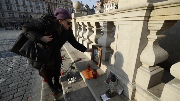 K namalovaným křížům na památku obětí koronaviru na Staroměstském náměstí v Praze lidé spontánně začali psát jména svých blízkých, kteří zemřeli a zapalovat svíčky. (24. března 2021)
