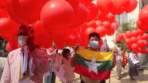 Studenti v Barm se chystaj vypustit erven balnky na protest proti vojenskmu pui. (24. bezna 2021)
