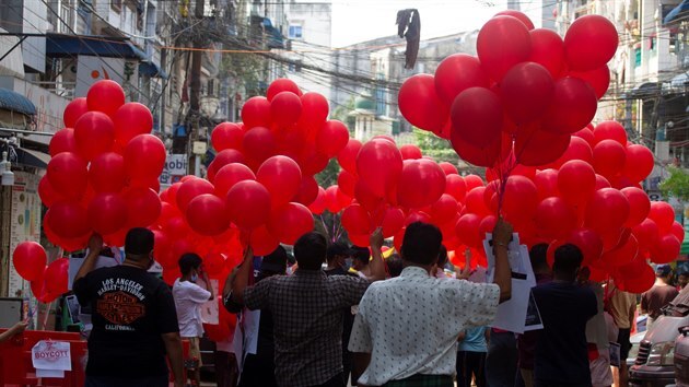 Studenti v Barmě se chystají vypustit červené balónky na protest proti vojenskému puči. (24. března 2021)