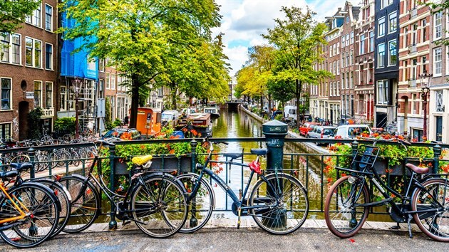 Amsterdam je určen milovníkům kol, noční zábavy, sexu, ale i umění a historie.