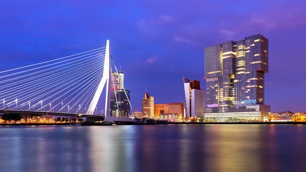 Rotterdam je největší evropský přístav, do roku 2004 byl největším přístavem na světě.