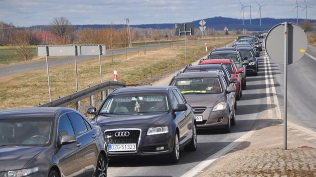 Stovky polských aut zablokovaly silnici kvůli Turówu.