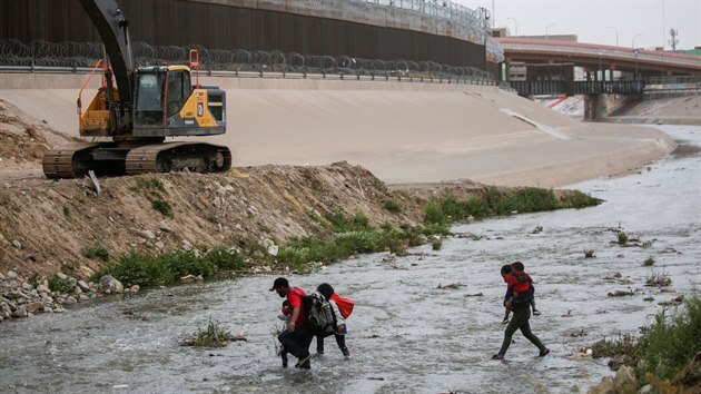 Migranti ze Střední Ameriky, kteří byli deportováni z USA, u hranice Texasu s Mexikem. (22. března 2021)