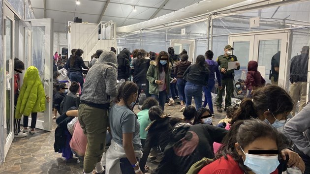 Migranti ze Střední Ameriky v detenčních zařízeních v Texasu (21. března 2021)