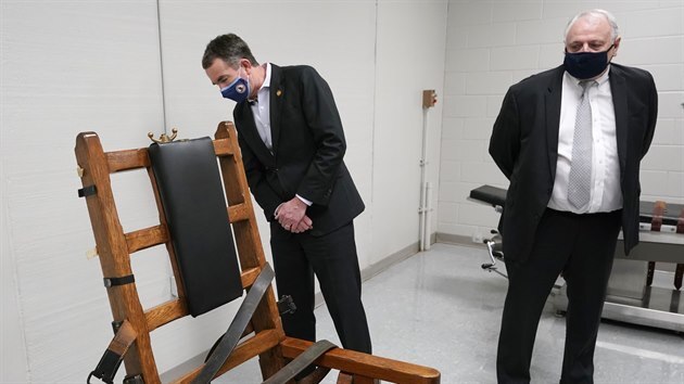 Guvernér amerického státu Virginie Ralph Northam (vlevo) si prohlíží elektrické křeslo. Virginie jako první jižanský stát USA zakázala trest smrti. (24. března 2021)
