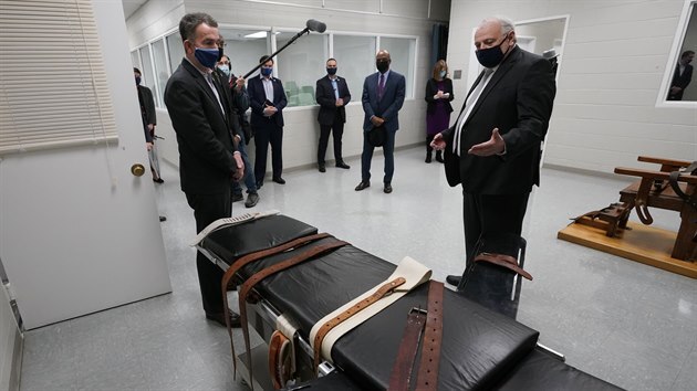Guvernér amerického státu Virginie Ralph Northam (vlevo) si prohlíží pojízdné lůžko určené pro vězně odsouzené k smrti. Virginie jako první jižanský stát USA zakázala trest smrti. (24. března 2021)