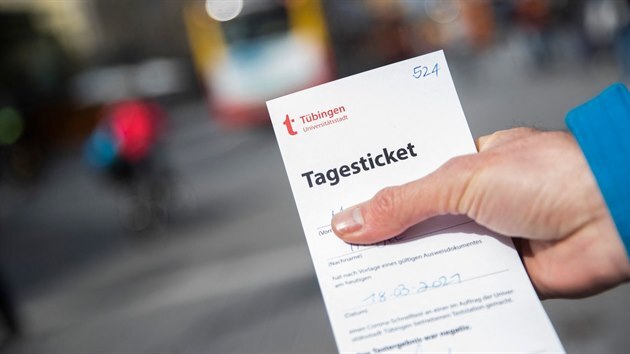 Německé město Tübingen umožňuje lidem si užívat skoro normální život a zajít si do kavárny, obchodů či kina. Stačí mít negativní test na koronavirus a obdržet takzvanou denní vstupenku. (18. března 2021)