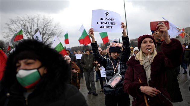Demonstrace kvůli koronavirovým omezením v Bulharsku. (20. března 2021)